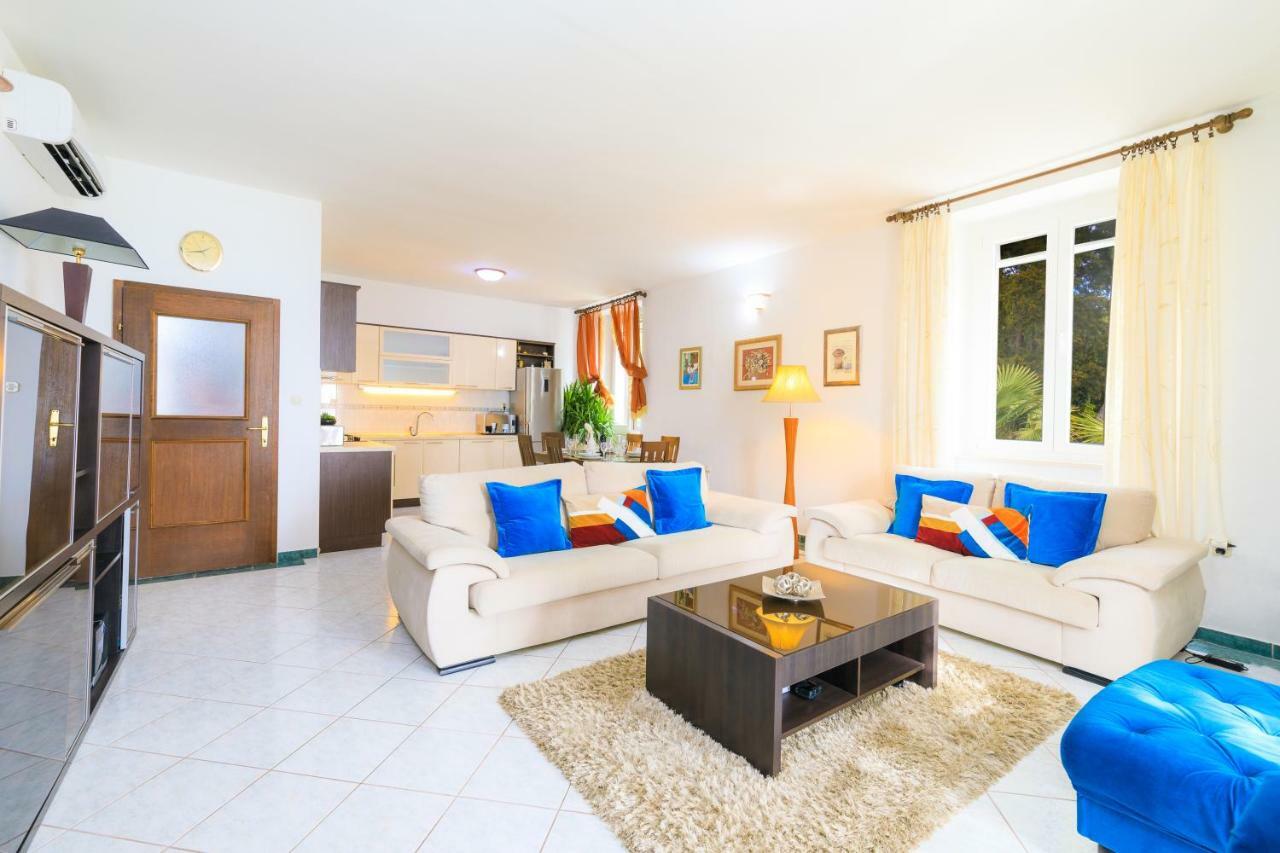 Holiday Home Obrov Kaštela Eksteriør bilde